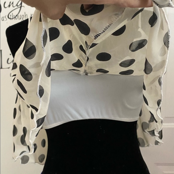 Small white & black polka dot crop top. - Picture 4 of 6